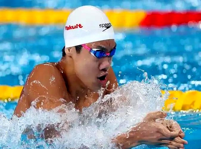 游泳比赛中运动员创造了轰动一时的表现 游泳比赛中运动员创造了轰动一时的表现