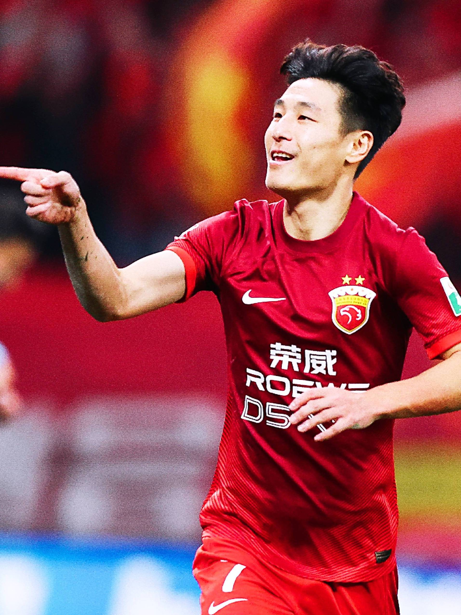 中超季后赛开启，球员奋勇拼搏争夺胜利