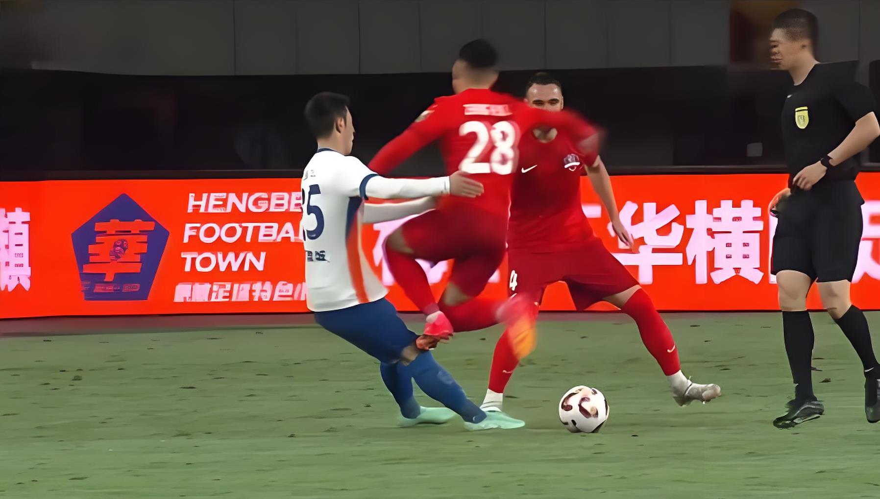 中超季后赛开启，球员奋勇拼搏争夺胜利