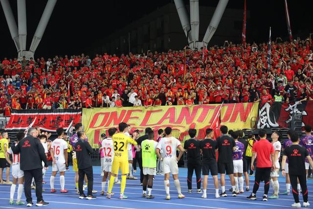 亚洲足坛冠军赛景象壮观，球迷热烈支持的简单介绍