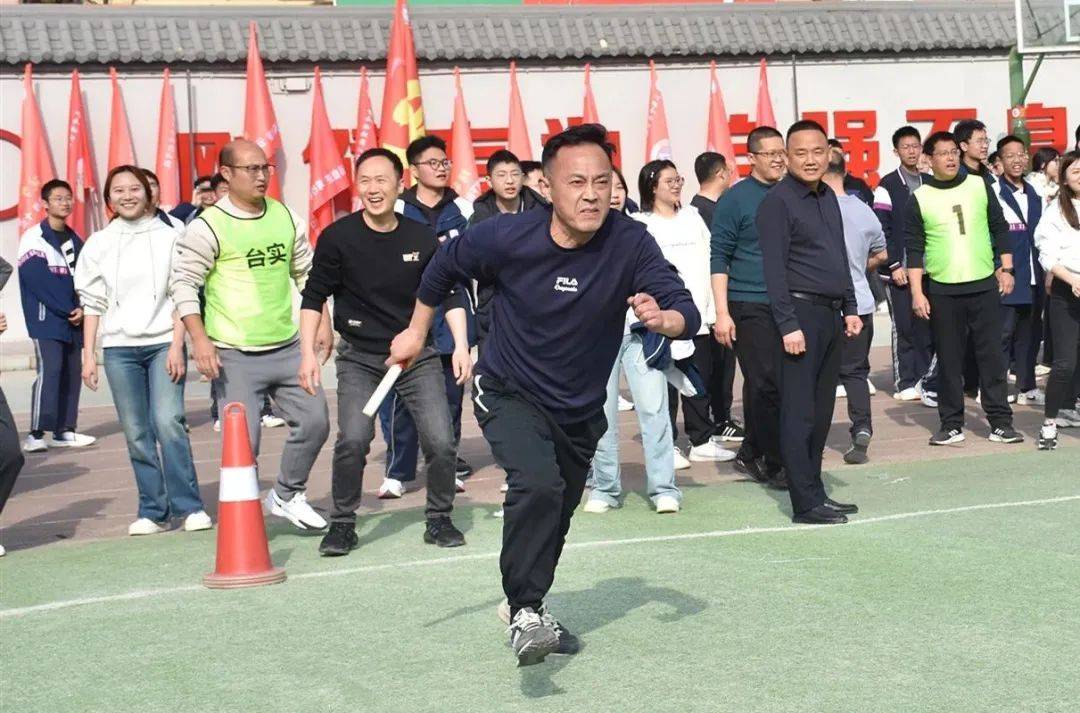 关于选手拼尽全力，角逐态势激明有增的信息