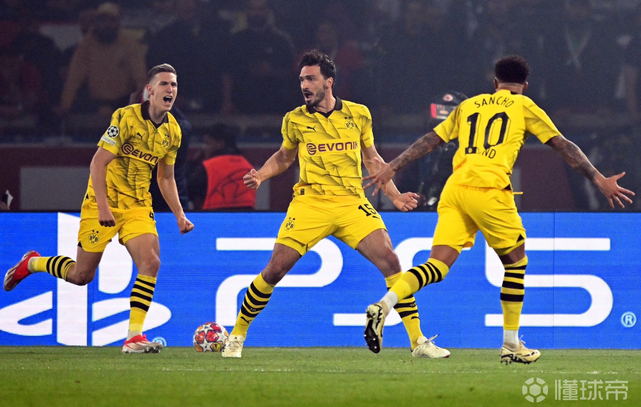 关于多特蒙德大获全胜，欧冠赛场上呈现绝地逆袭的信息
