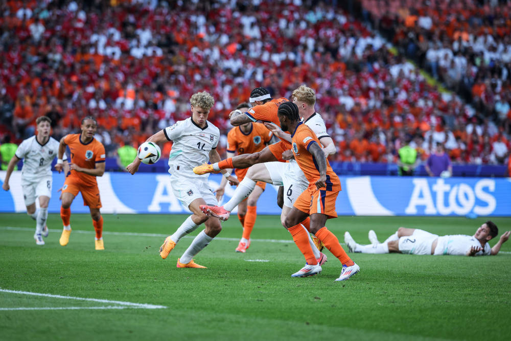 包含欧预赛豪强相争，东风不败西风战斗激烈的词条