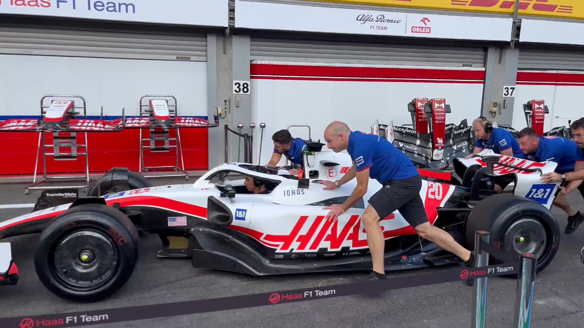 包含雷诺车队逆转哈斯车队，塞恩斯扛起全队的词条