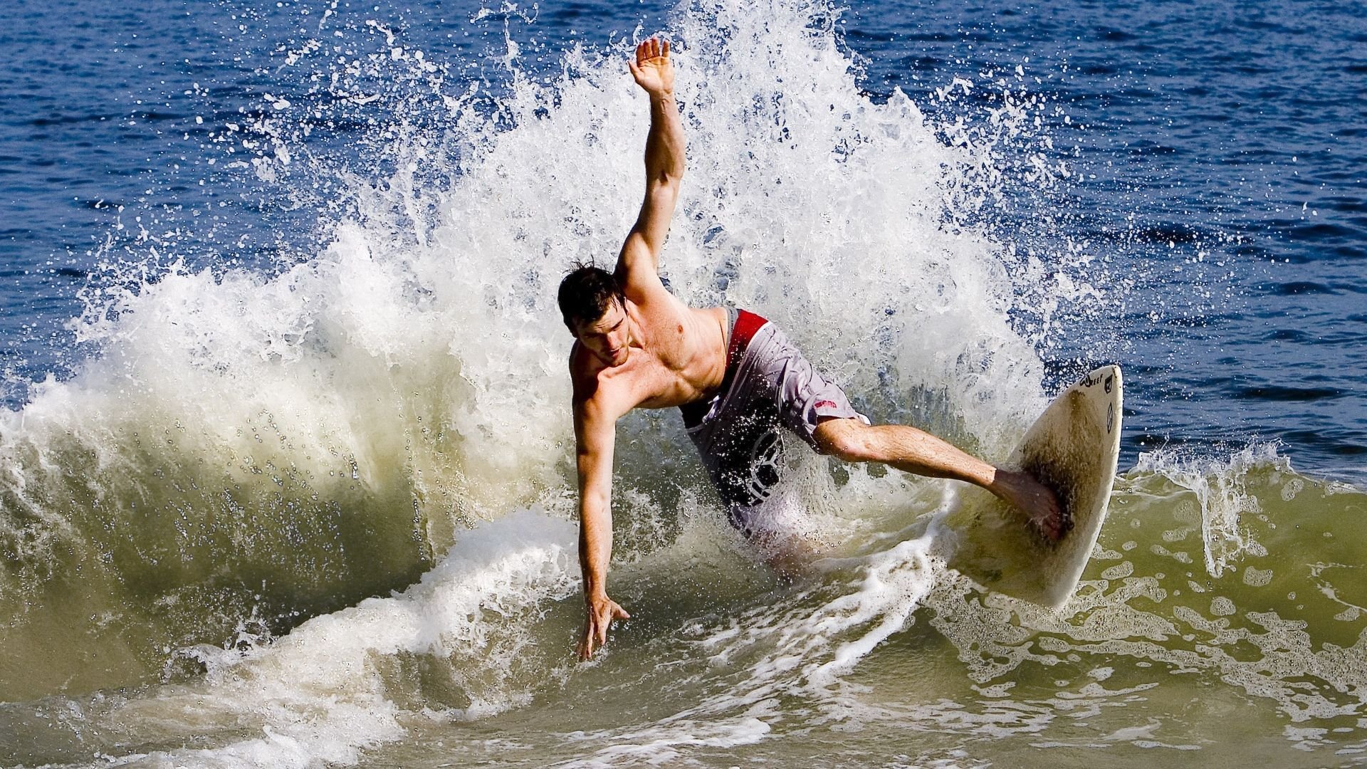 绿茵场上的险胜与乒乓台前的突破，葡萄牙绝境逢生，梁靖崑刷新历史
