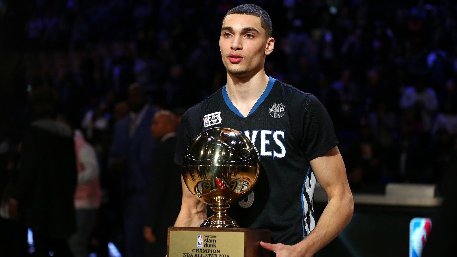 魔术鏖战天津队，库里高光表现点燃全场